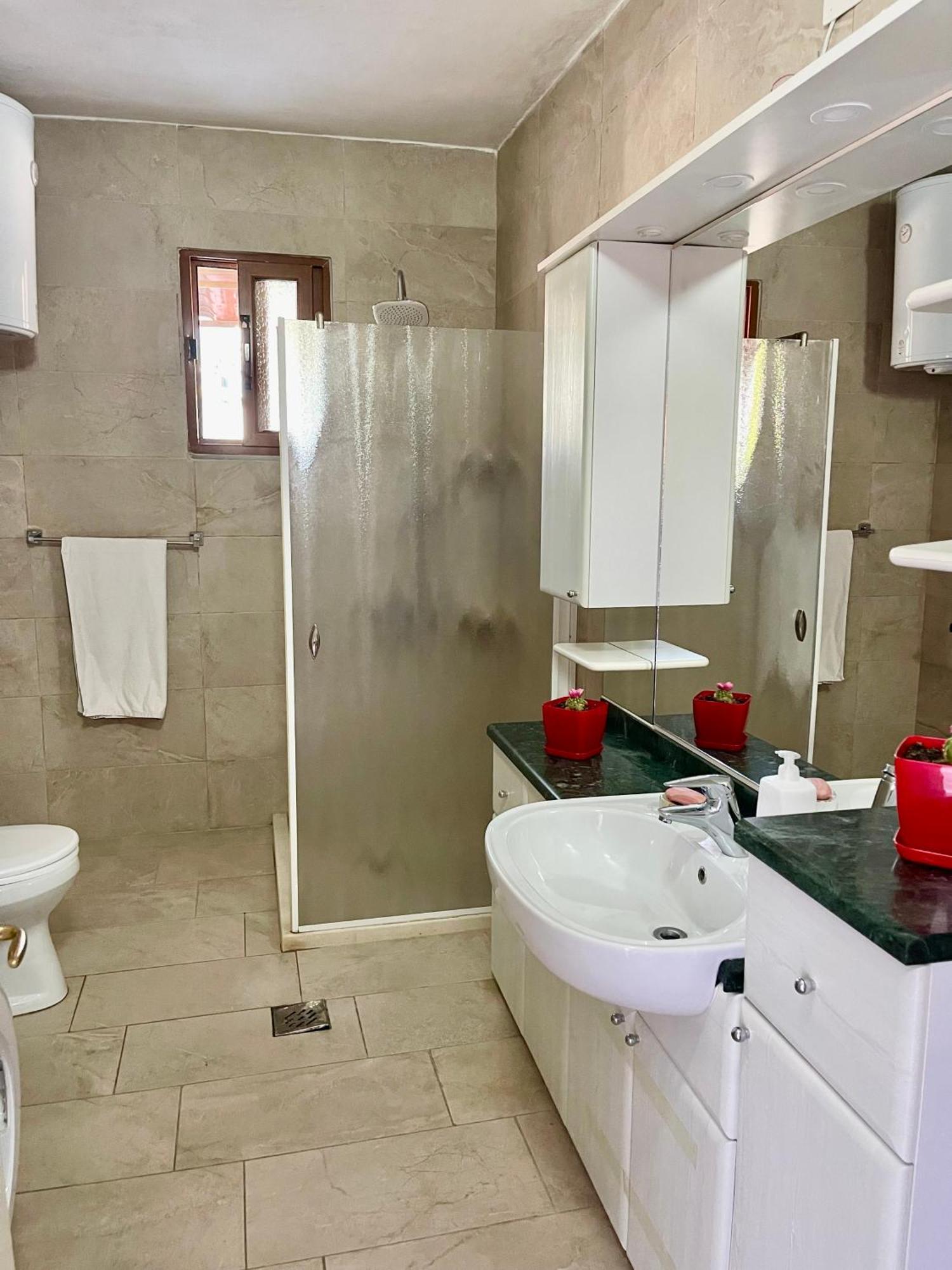 Guest House Dea Вльора Екстер'єр фото